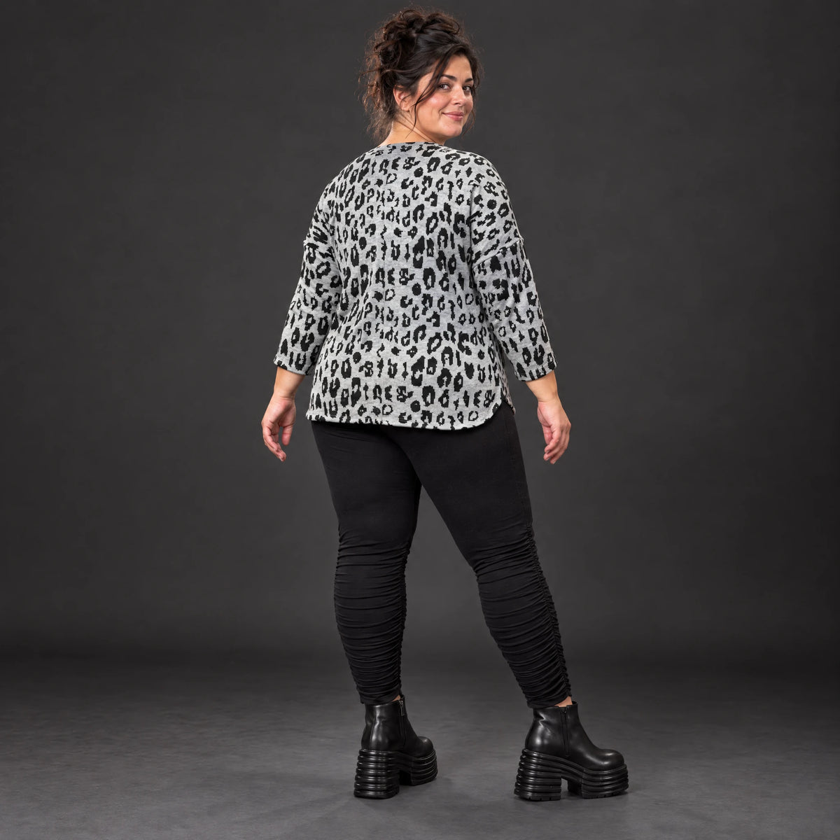 Flauschiges Langarmshirt in Grau/Schwarz meliert mit aufgesetzten Taschen aus Italien