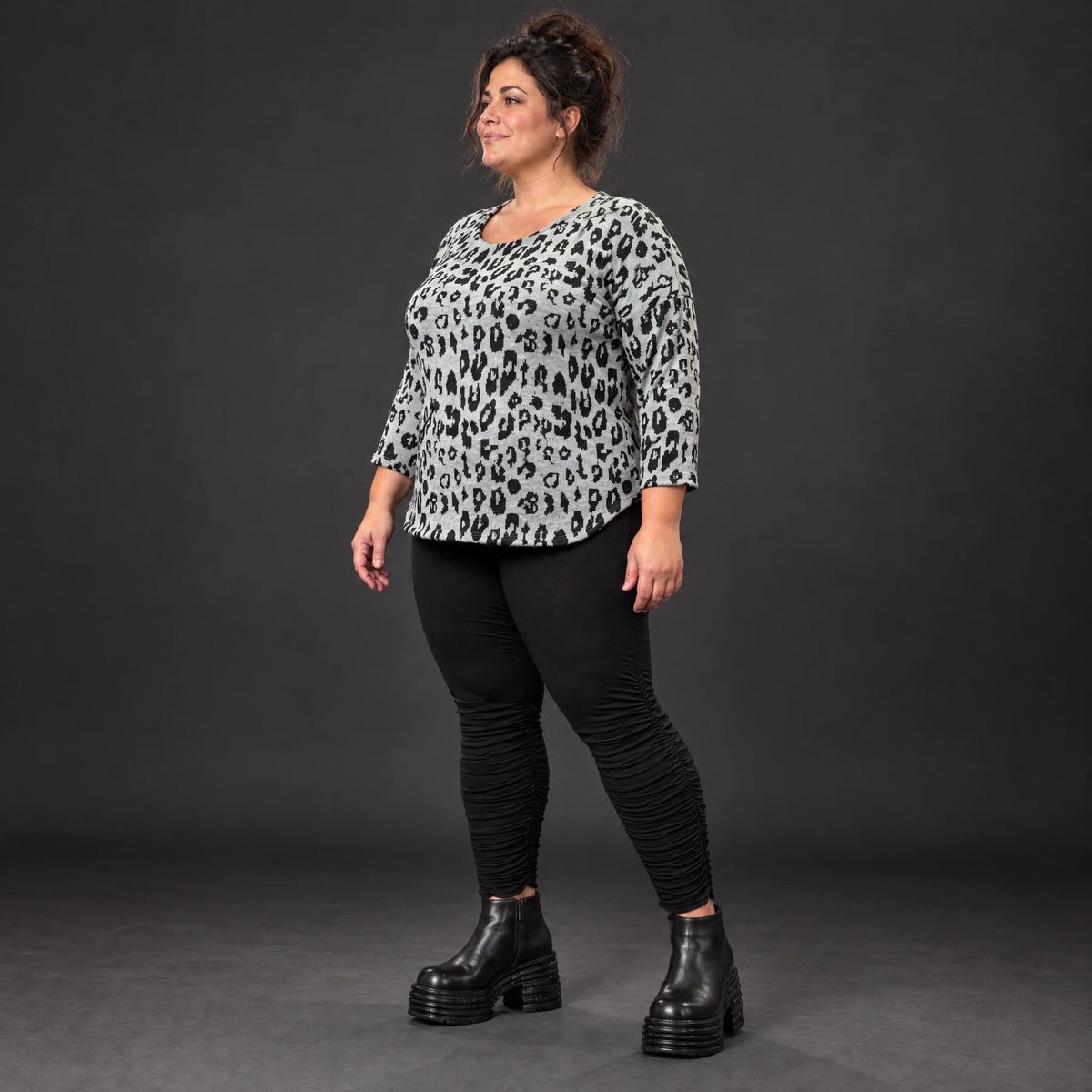 Flauschiges Langarmshirt in Grau/Schwarz meliert mit aufgesetzten Taschen aus Italien