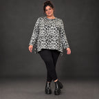 Flauschiges Feinstrickshirt in Grau/Schwarz mit lockerer A-Linie und seitlichen Schlitzen