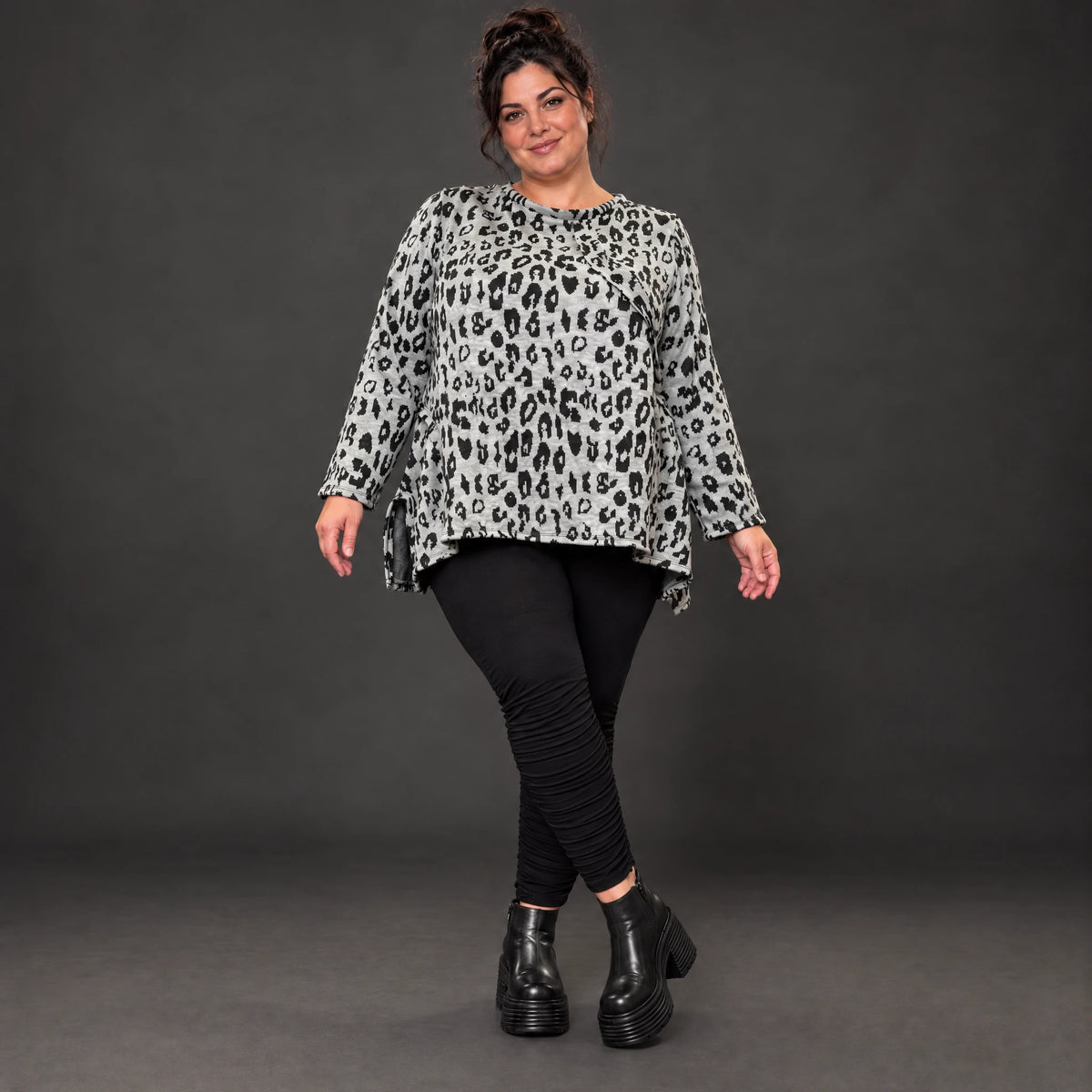 Flauschiges Feinstrickshirt in Grau/Schwarz mit lockerer A-Linie und seitlichen Schlitzen