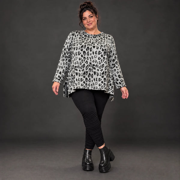 Flauschiges Feinstrickshirt in Grau/Schwarz mit lockerer A-Linie und seitlichen Schlitzen