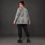 Flauschiges Feinstrickshirt in Grau/Schwarz mit lockerer A-Linie und seitlichen Schlitzen