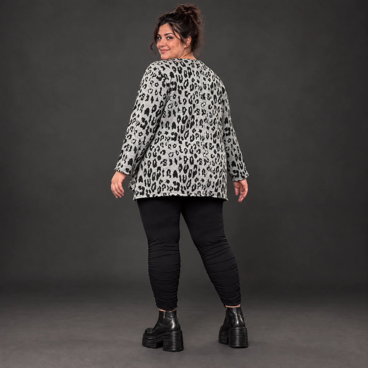 Flauschiges Feinstrickshirt in Grau/Schwarz mit lockerer A-Linie und seitlichen Schlitzen