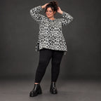 Flauschiges Feinstrickshirt in Grau/Schwarz mit lockerer A-Linie und seitlichen Schlitzen