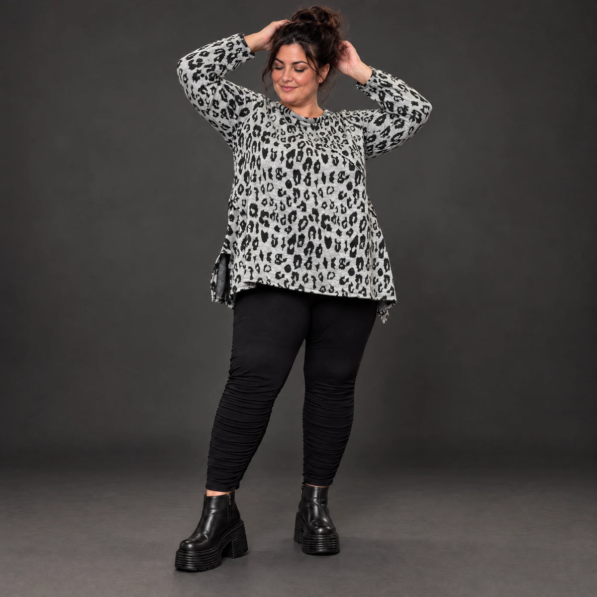 Flauschiges Feinstrickshirt in Grau/Schwarz mit lockerer A-Linie und seitlichen Schlitzen