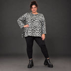 Flauschiges Feinstrickshirt in Grau/Schwarz mit lockerer A-Linie und seitlichen Schlitzen