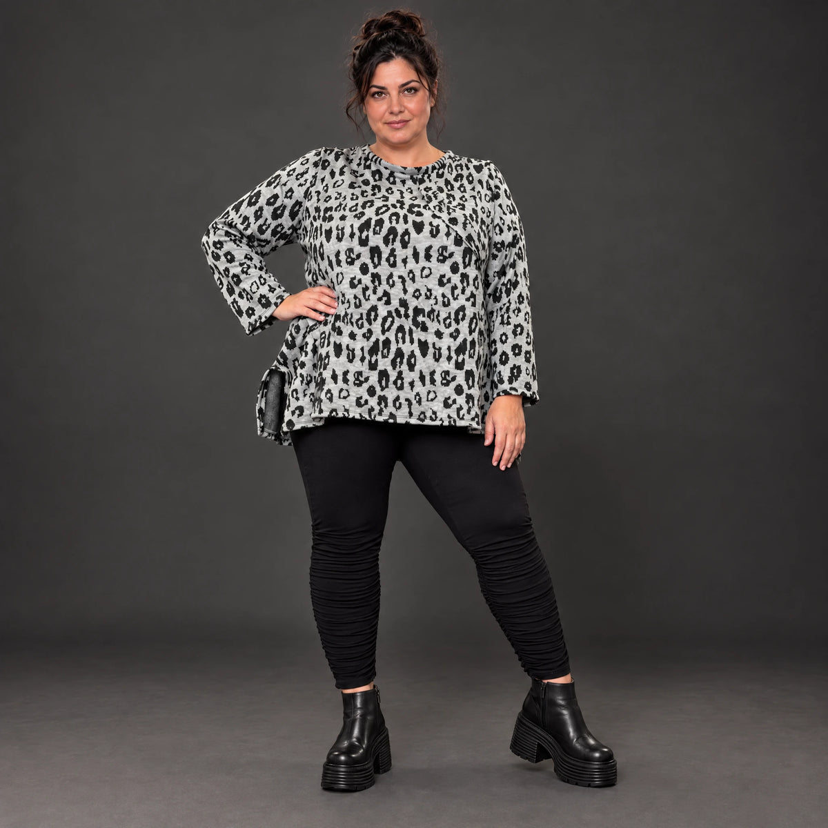 Flauschiges Feinstrickshirt in Grau/Schwarz mit lockerer A-Linie und seitlichen Schlitzen