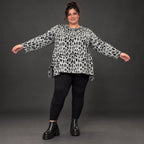 Flauschiges Feinstrickshirt in Grau/Schwarz mit lockerer A-Linie und seitlichen Schlitzen