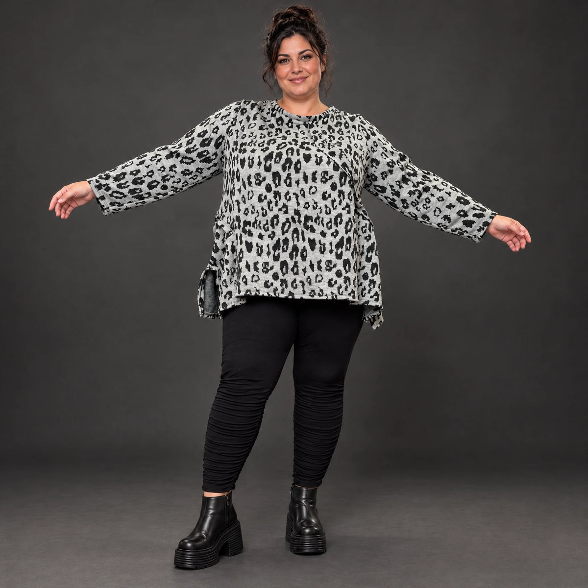 Flauschiges Feinstrickshirt in Grau/Schwarz mit lockerer A-Linie und seitlichen Schlitzen