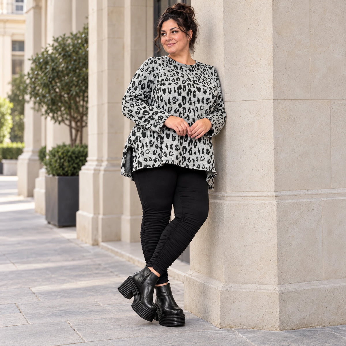 Flauschiges Feinstrickshirt in Grau/Schwarz mit lockerer A-Linie und seitlichen Schlitzen