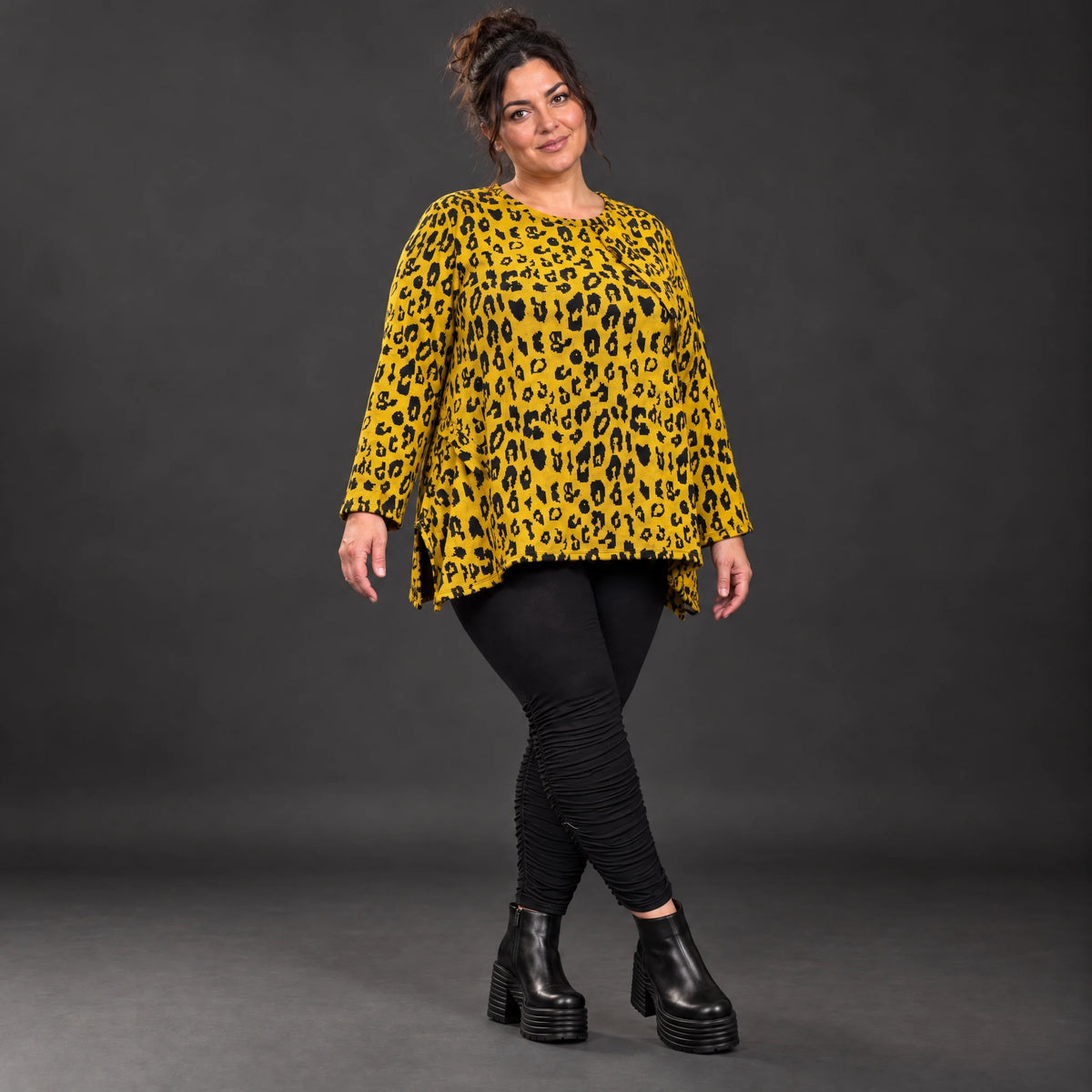 Weiches Langarmshirt aus flauschigem Feinstrick in Gelb/Schwarz mit ausgestellter A-Linie