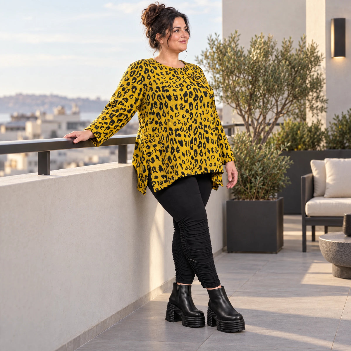 Weiches Langarmshirt aus flauschigem Feinstrick in Gelb/Schwarz mit ausgestellter A-Linie