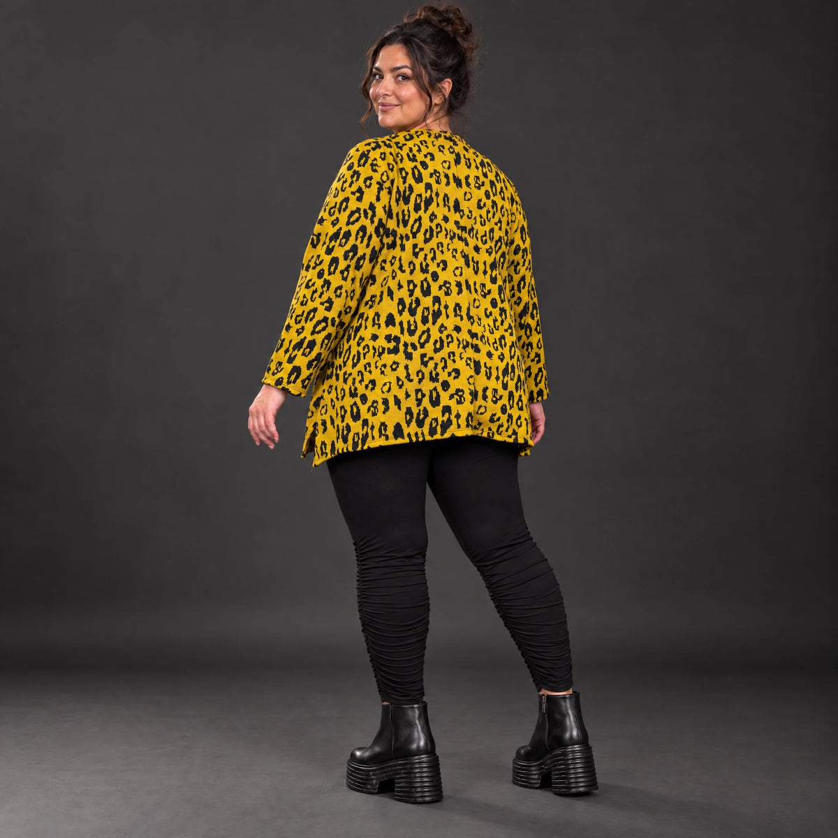 Weiches Langarmshirt aus flauschigem Feinstrick in Gelb/Schwarz mit ausgestellter A-Linie