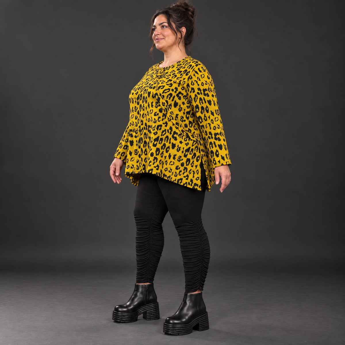 Weiches Langarmshirt aus flauschigem Feinstrick in Gelb/Schwarz mit ausgestellter A-Linie