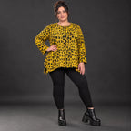 Weiches Langarmshirt aus flauschigem Feinstrick in Gelb/Schwarz mit ausgestellter A-Linie