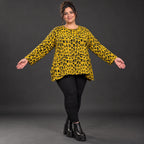 Weiches Langarmshirt aus flauschigem Feinstrick in Gelb/Schwarz mit ausgestellter A-Linie