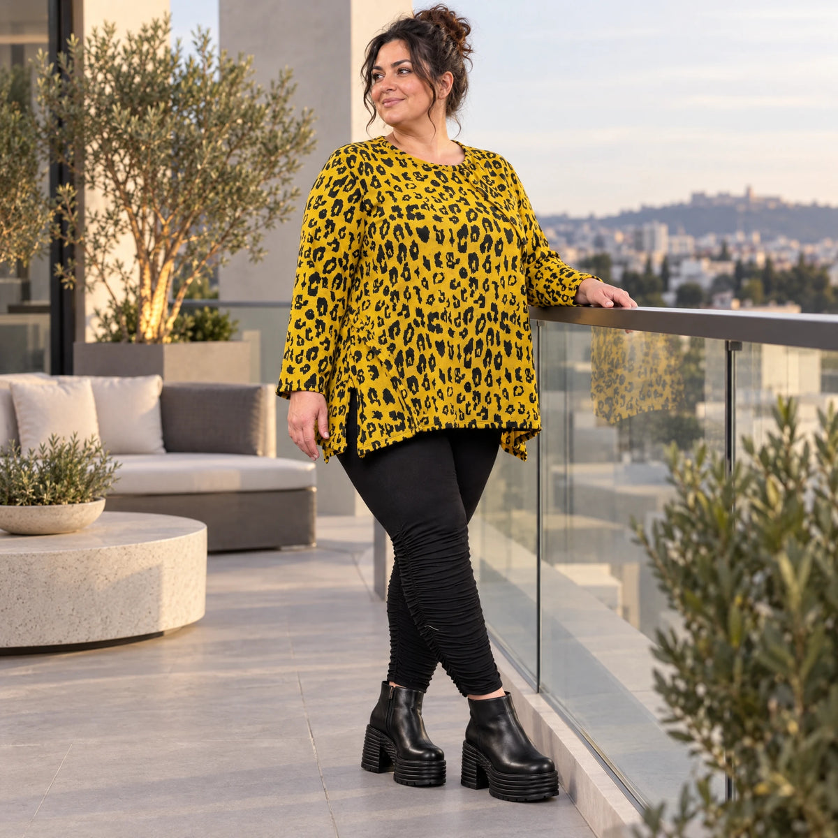 Weiches Langarmshirt aus flauschigem Feinstrick in Gelb/Schwarz mit ausgestellter A-Linie