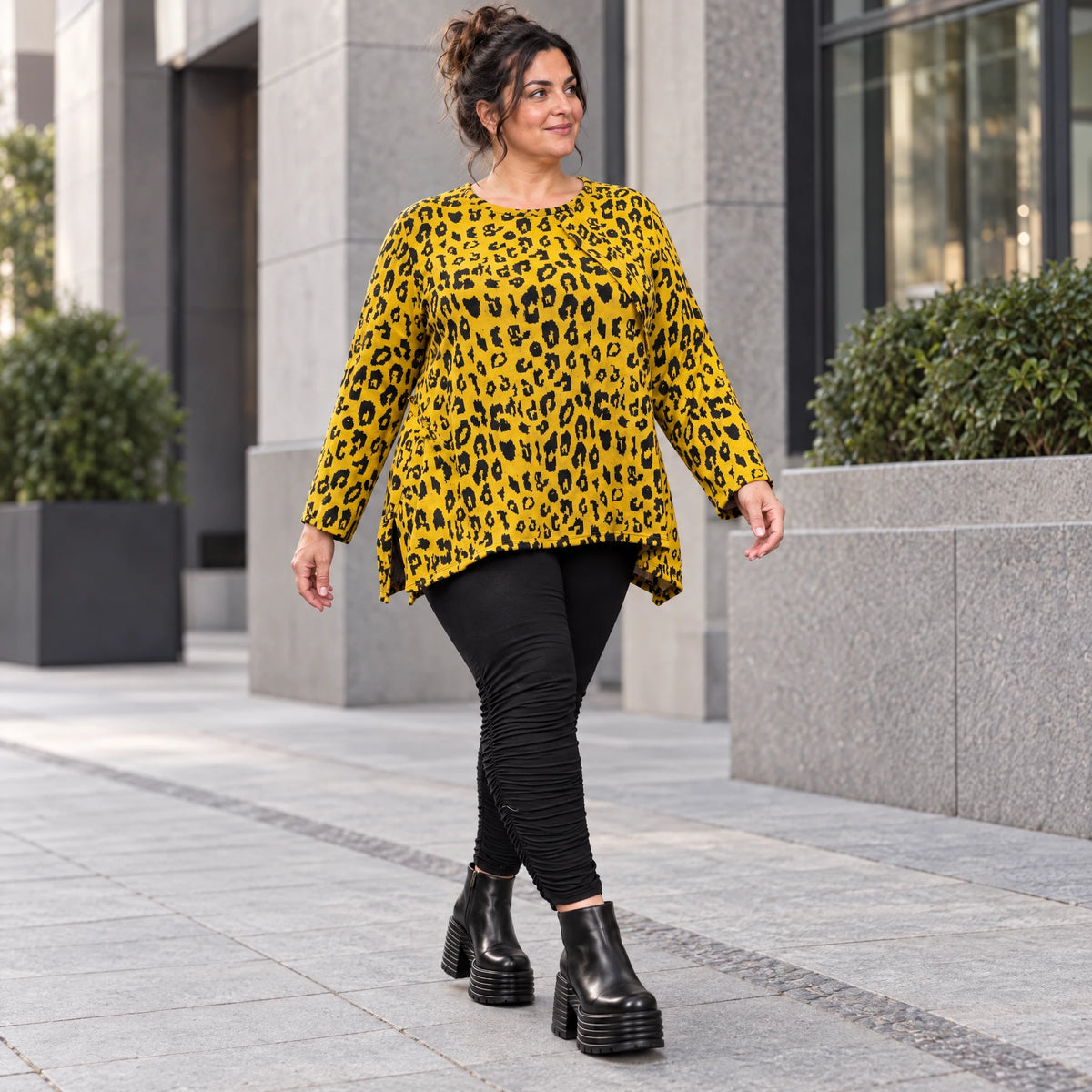 Weiches Langarmshirt aus flauschigem Feinstrick in Gelb/Schwarz mit ausgestellter A-Linie