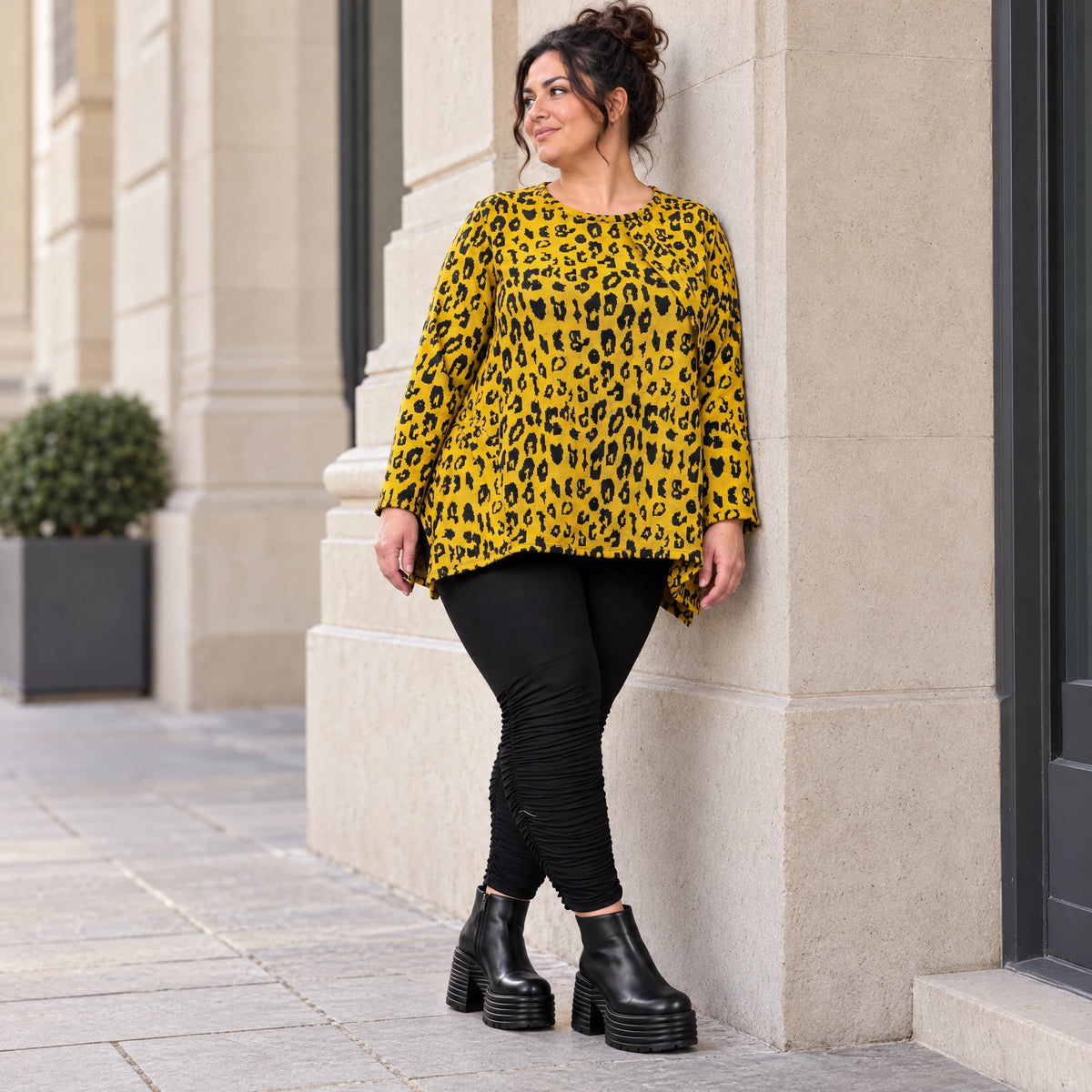 Weiches Langarmshirt aus flauschigem Feinstrick in Gelb/Schwarz mit ausgestellter A-Linie