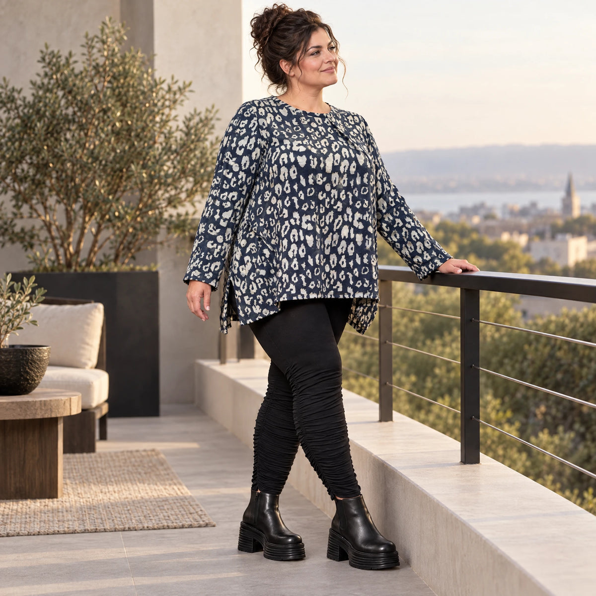 Weiches Langarmshirt aus flauschigem Feinstrick in Marineblau/Grau mit fließender A-Linie