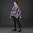 Weiches Langarmshirt aus flauschigem Feinstrick in Marineblau/Grau mit fließender A-Linie