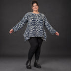 Weiches Langarmshirt aus flauschigem Feinstrick in Marineblau/Grau mit fließender A-Linie