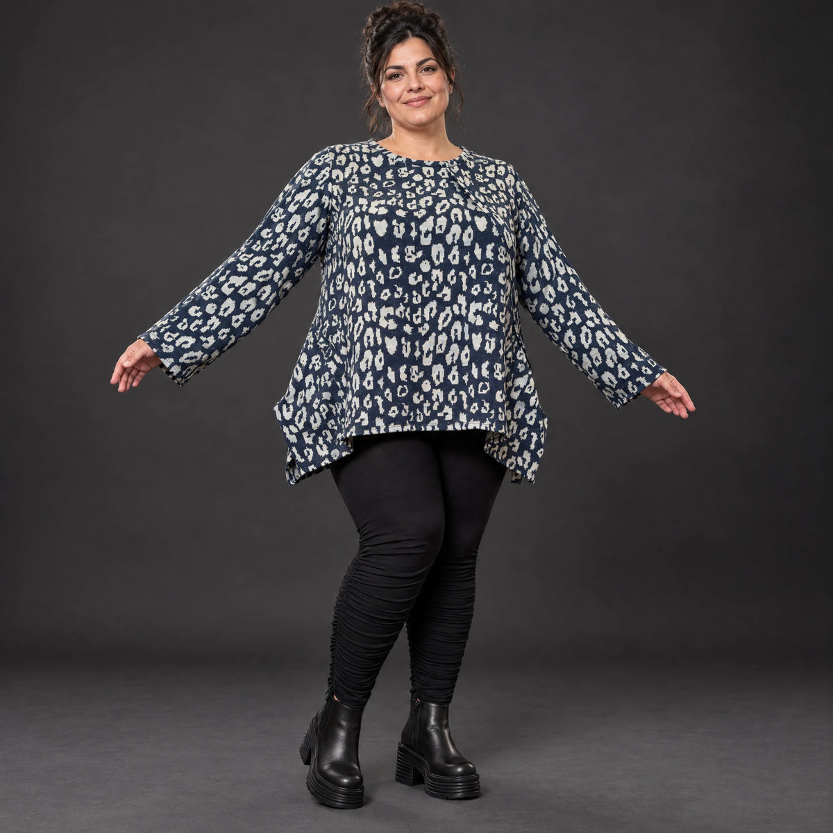 Weiches Langarmshirt aus flauschigem Feinstrick in Marineblau/Grau mit fließender A-Linie