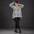 Italienisches Feinstrickshirt in Weiß/Schwarz mit A-Linie und seitlichen Schlitzen am Saum