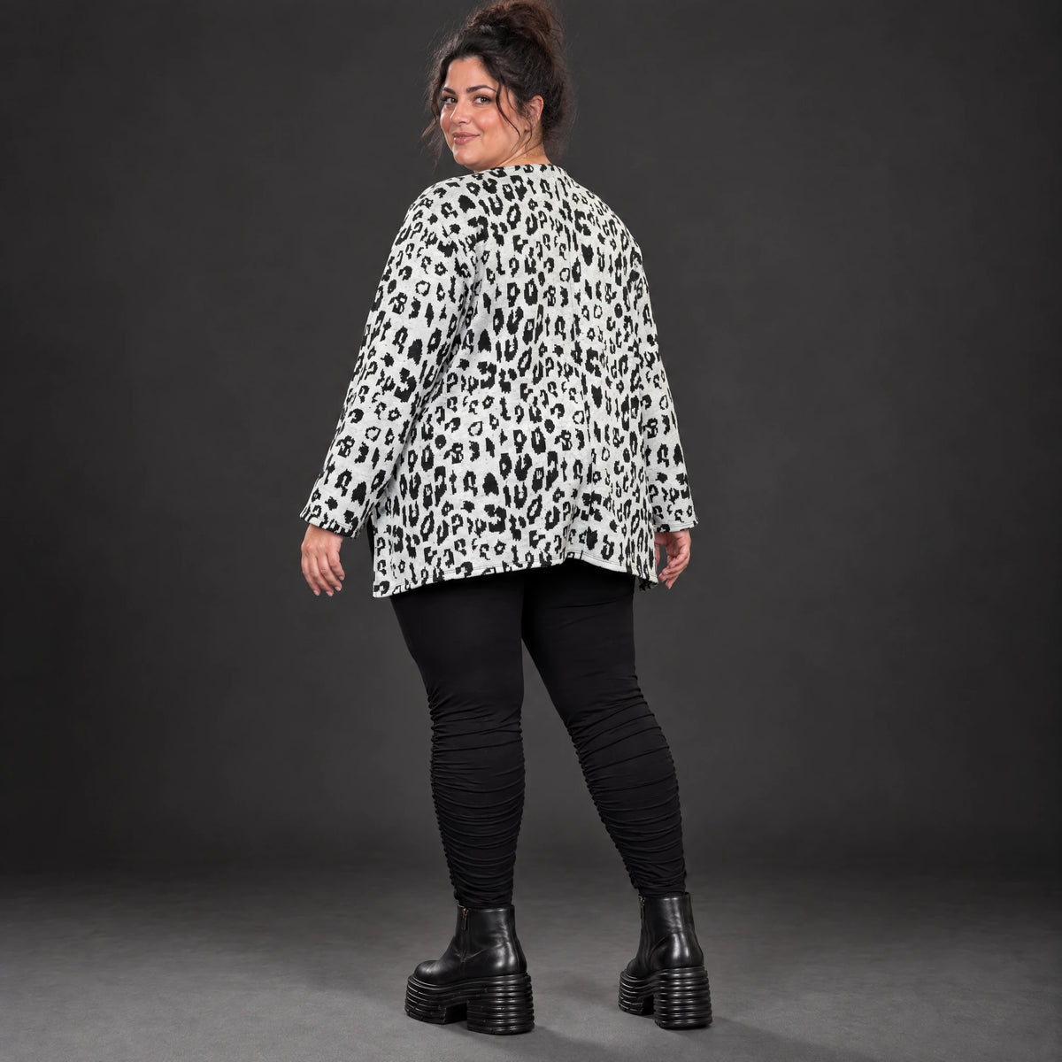 Italienisches Feinstrickshirt in Weiß/Schwarz mit A-Linie und seitlichen Schlitzen am Saum