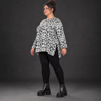 Italienisches Feinstrickshirt in Weiß/Schwarz mit A-Linie und seitlichen Schlitzen am Saum