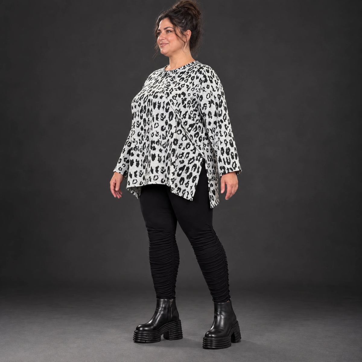 Italienisches Feinstrickshirt in Weiß/Schwarz mit A-Linie und seitlichen Schlitzen am Saum