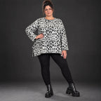Italienisches Feinstrickshirt in Weiß/Schwarz mit A-Linie und seitlichen Schlitzen am Saum