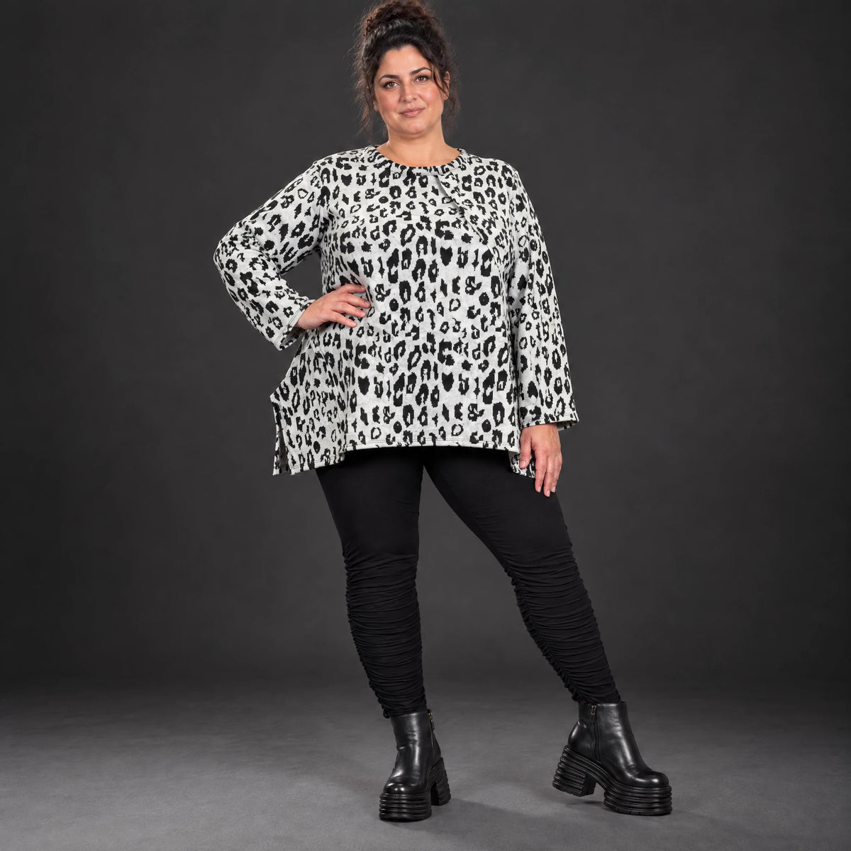 Italienisches Feinstrickshirt in Weiß/Schwarz mit A-Linie und seitlichen Schlitzen am Saum