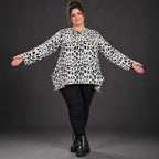 Italienisches Feinstrickshirt in Weiß/Schwarz mit A-Linie und seitlichen Schlitzen am Saum
