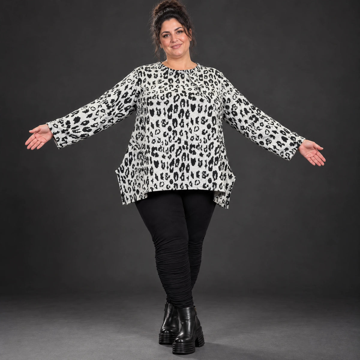 Italienisches Feinstrickshirt in Weiß/Schwarz mit A-Linie und seitlichen Schlitzen am Saum