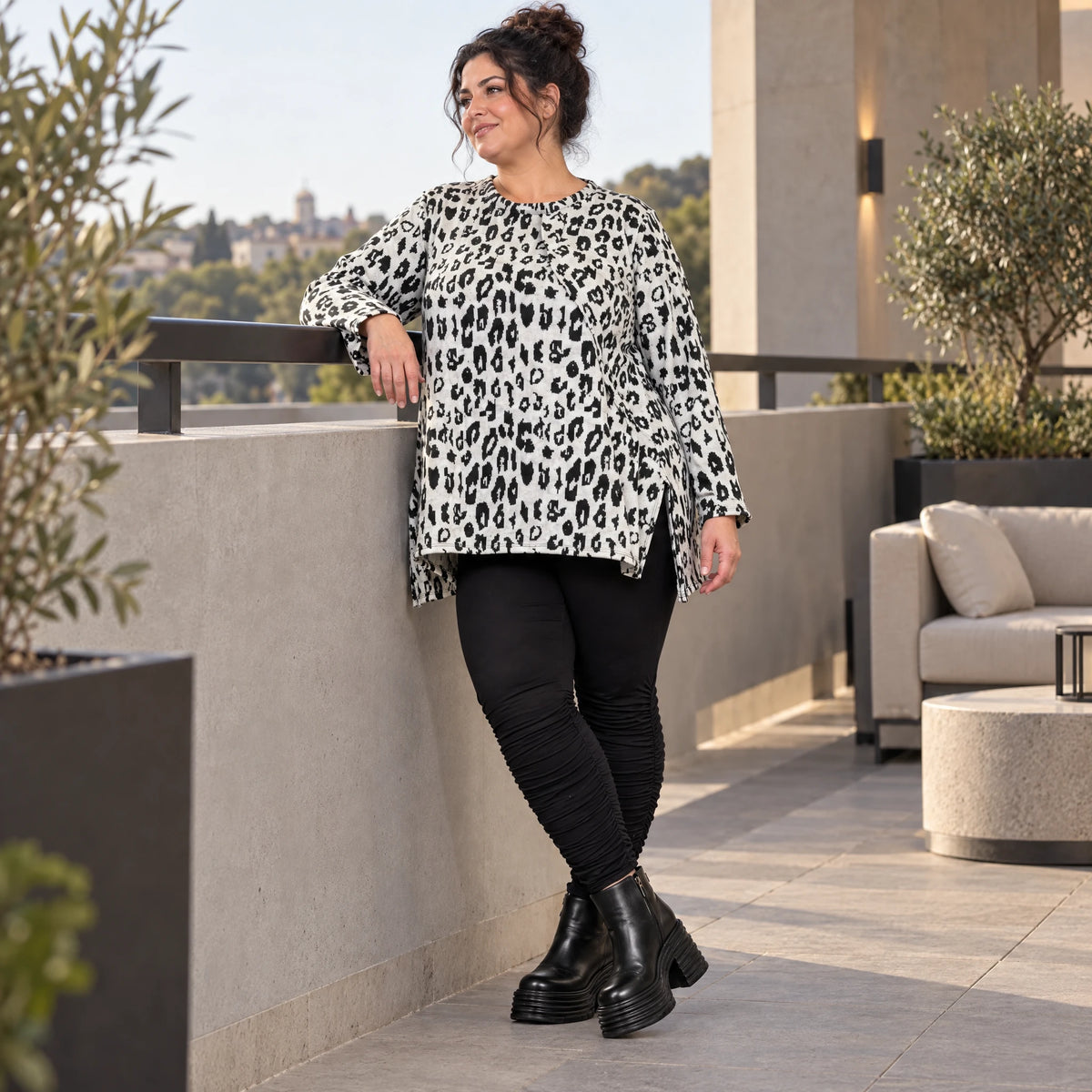 Italienisches Feinstrickshirt in Weiß/Schwarz mit A-Linie und seitlichen Schlitzen am Saum