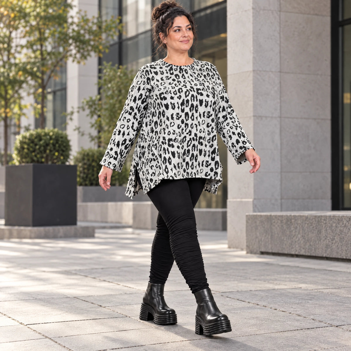 Italienisches Feinstrickshirt in Weiß/Schwarz mit A-Linie und seitlichen Schlitzen am Saum