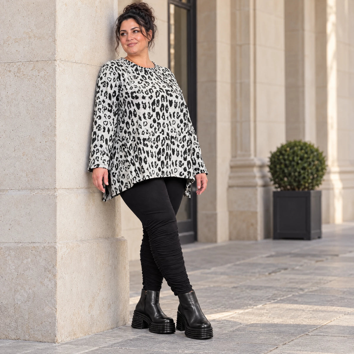 Italienisches Feinstrickshirt in Weiß/Schwarz mit A-Linie und seitlichen Schlitzen am Saum
