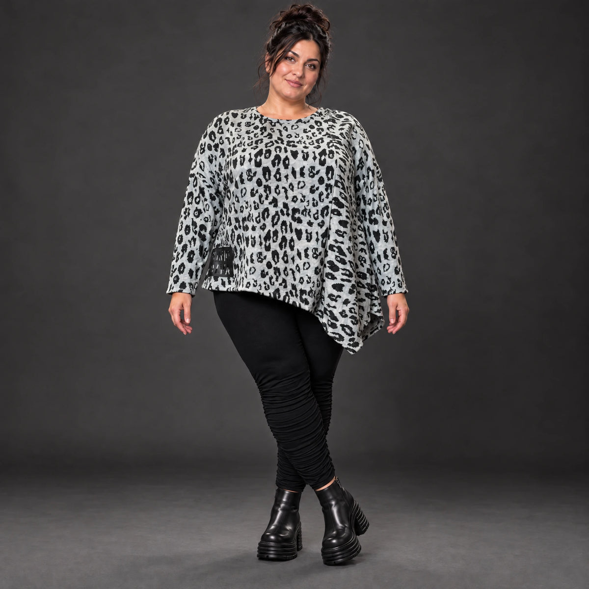 Langarmshirt Feinstrick in Grau/Schwarz mit asymmetrischem Zipfelsaum und weichem Garn