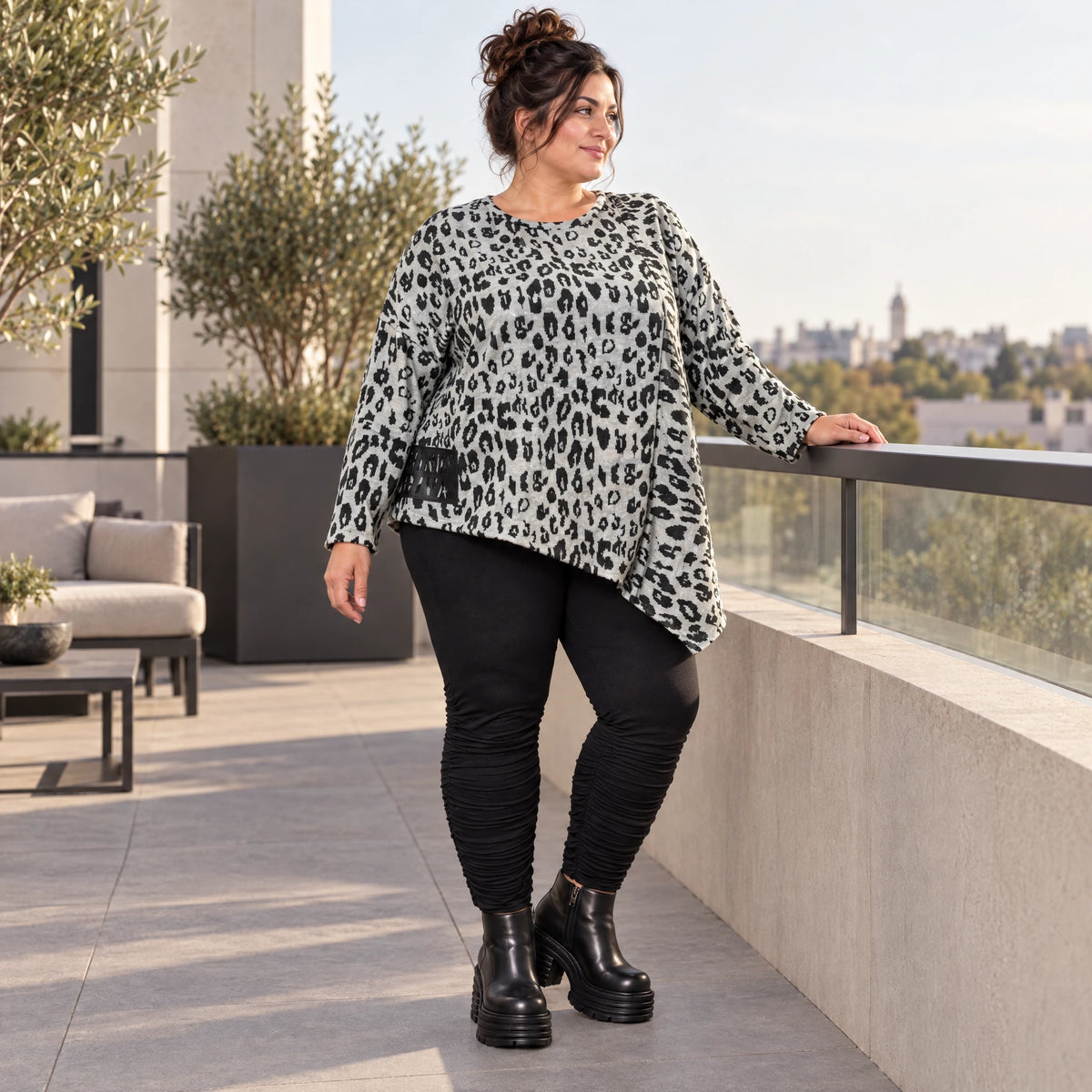 Langarmshirt Feinstrick in Grau/Schwarz mit asymmetrischem Zipfelsaum und weichem Garn