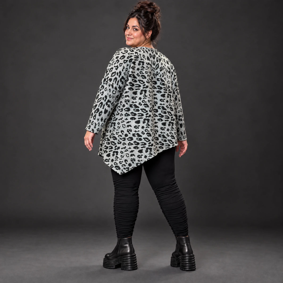 Langarmshirt Feinstrick in Grau/Schwarz mit asymmetrischem Zipfelsaum und weichem Garn