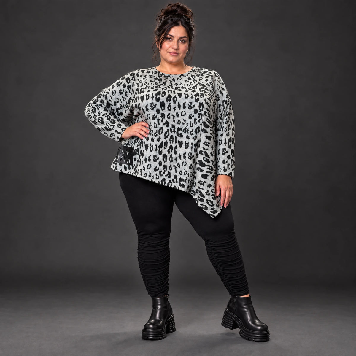 Langarmshirt Feinstrick in Grau/Schwarz mit asymmetrischem Zipfelsaum und weichem Garn
