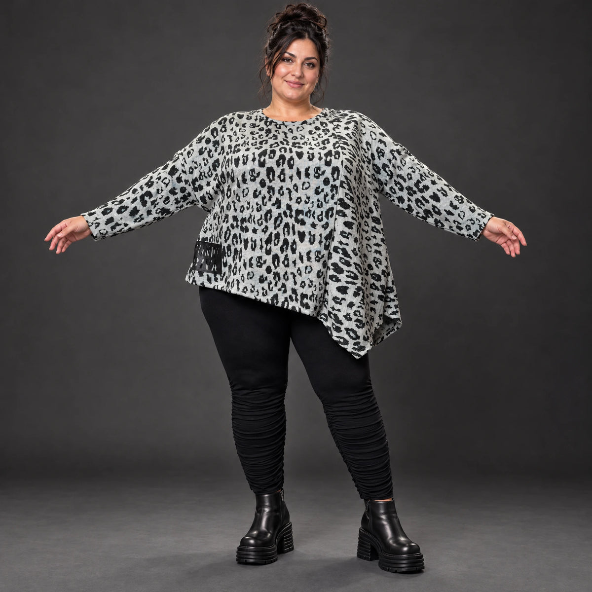 Langarmshirt Feinstrick in Grau/Schwarz mit asymmetrischem Zipfelsaum und weichem Garn