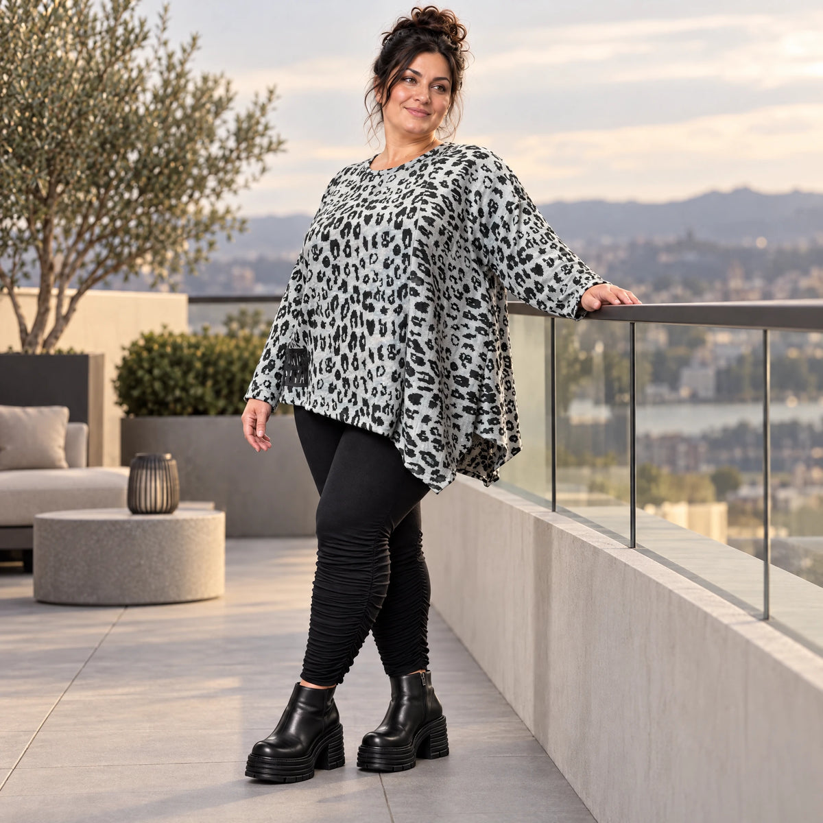 Langarmshirt Feinstrick in Grau/Schwarz mit asymmetrischem Zipfelsaum und weichem Garn