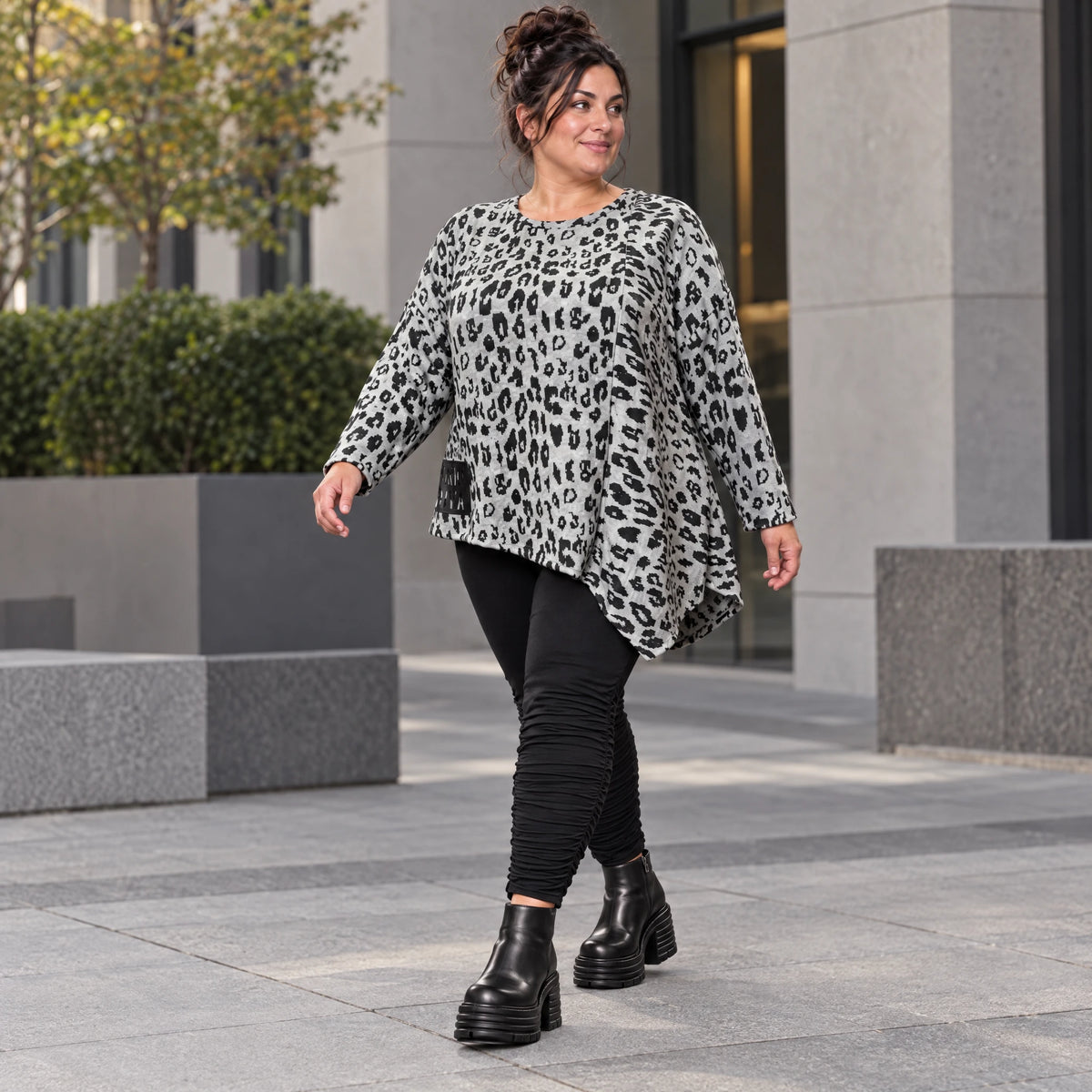 Langarmshirt Feinstrick in Grau/Schwarz mit asymmetrischem Zipfelsaum und weichem Garn