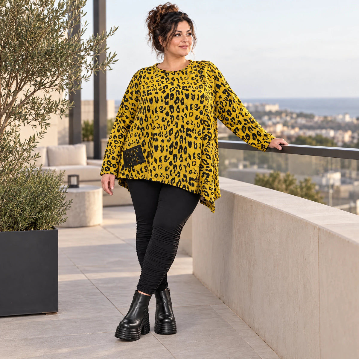Kuscheliges Feinstrickshirt in Gelb/Schwarz aus flauschigem Garn mit asymmetrischem Saum