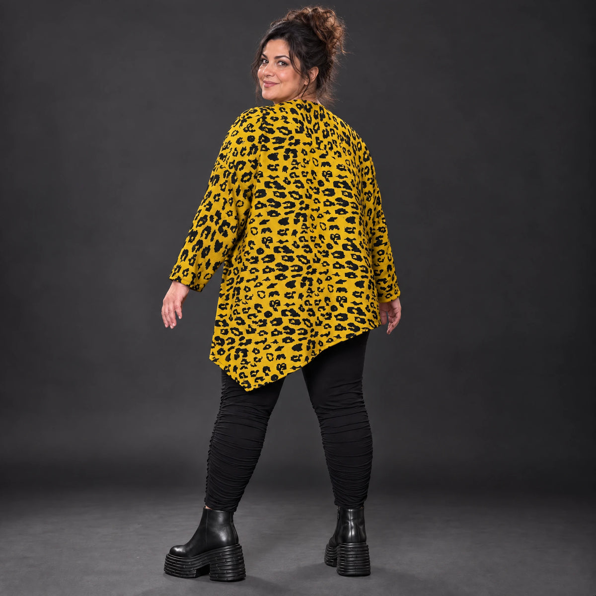 Kuscheliges Feinstrickshirt in Gelb/Schwarz aus flauschigem Garn mit asymmetrischem Saum