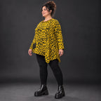 Kuscheliges Feinstrickshirt in Gelb/Schwarz aus flauschigem Garn mit asymmetrischem Saum