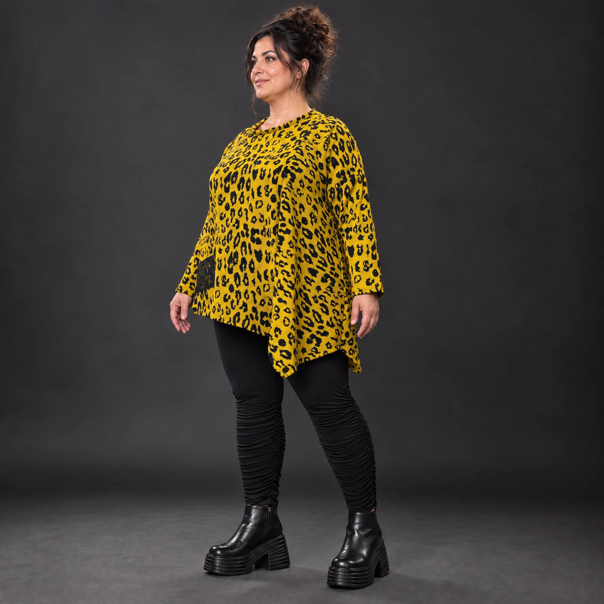 Kuscheliges Feinstrickshirt in Gelb/Schwarz aus flauschigem Garn mit asymmetrischem Saum