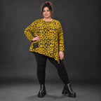 Kuscheliges Feinstrickshirt in Gelb/Schwarz aus flauschigem Garn mit asymmetrischem Saum